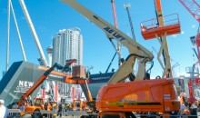 JLG 670SJ self-leveling boom can be driven at full height